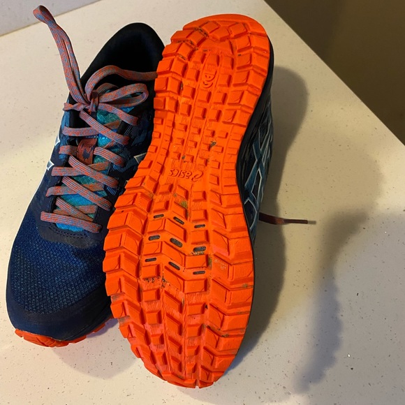 Women size 7.5 - Picture 4 of 5